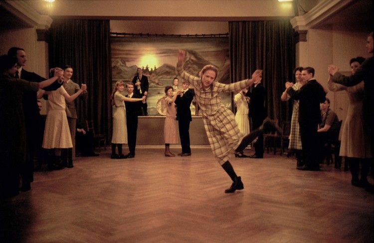 750x569 becoming astrid is dancing photo by erik molberg hansen 2327 2